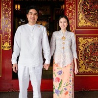 Dalam prosesi tersebut, Nong Poy tampak mengenakan kebaya dengan potongan sederhana. Kebaya simpel tersebut dipercantik dengan bros tiga susun. Foto: Dok. Instagram/@poydtreechada