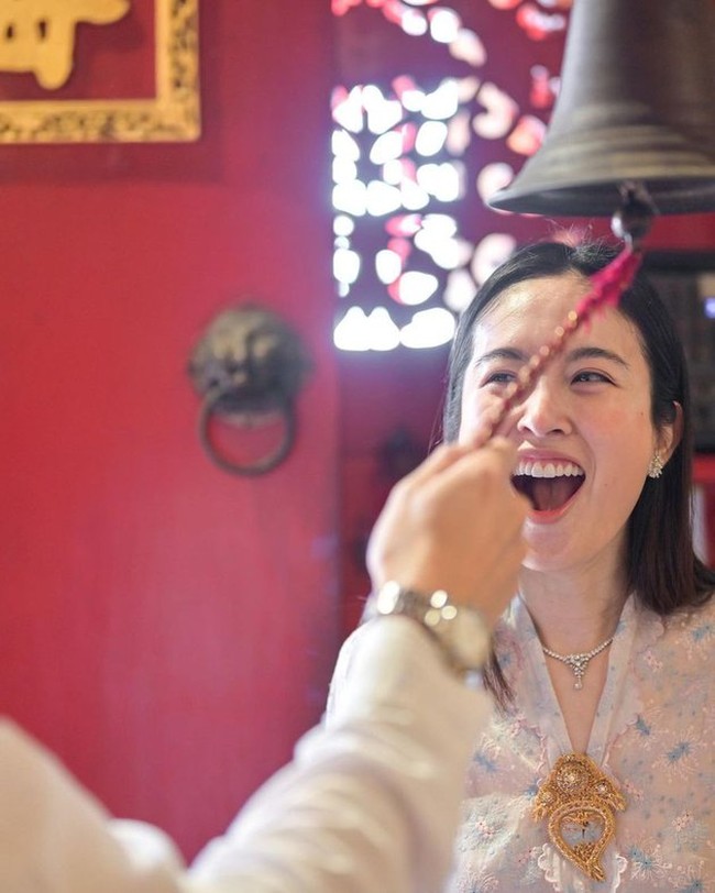 Nong Poy menampilkan wajah cantiknya yang tanpa makeup. Kecantikannya pun langsung menuai pujian dari banyak netizen. Foto: Dok. Instagram/@poydtreechada