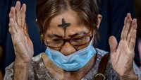 Seorang wanita dengan abu di dahinya berdoa untuk memperingati Rabu Abu di Gereja Baclaran. Abu juga membantu manusia dalam meningkatkan semangat kerendahan hati dan pengorbanan.