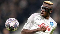 Victor Osimhen: Si Striker Bertopeng