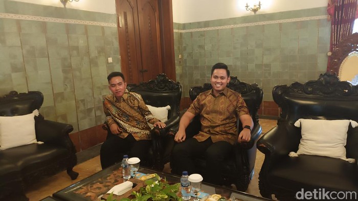 Wali Kota Solo Gibran Rakabuming Raka dan Bupati Kendal Dico Ganinduto di Loji Gandrung, Rabu (22/2/2023).