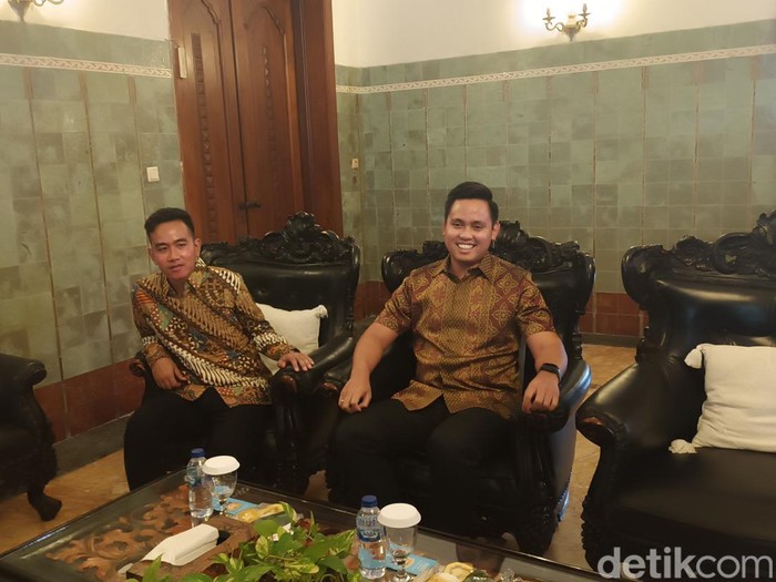 Wali Kota Solo Gibran Rakabuming Raka dan Bupati Kendal Dico Ganinduto di Loji Gandrung, Rabu (22/2/2023).