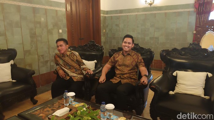 Wali Kota Solo Gibran Rakabuming Raka dan Bupati Kendal Dico Ganinduto di Loji Gandrung, Rabu (22/2/2023).