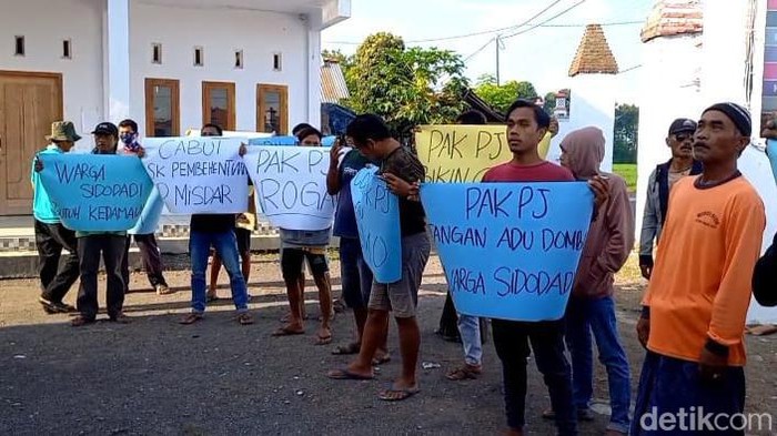 Warga Desa Sidodadi demo di balai desa tuntut Pj desa diganti