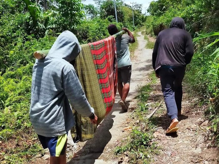 Warga di Majene ditandu pakai sarung.