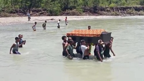 Sejumlah warga menggotong peti jenazah melintasi Sungai Kapsali di Desa Manubelon, Kecamatan Amfoang Barat Laut, Kabupaten Kupang, NTT.