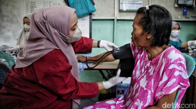 Warga Tanjung Priok Antre Cek Kesehatan Gratis