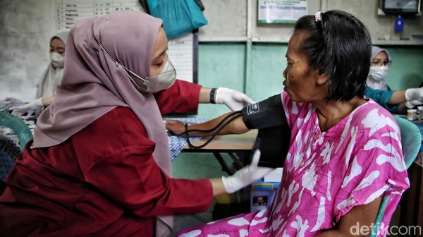 Warga Tanjung Priok Antre Cek Kesehatan Gratis