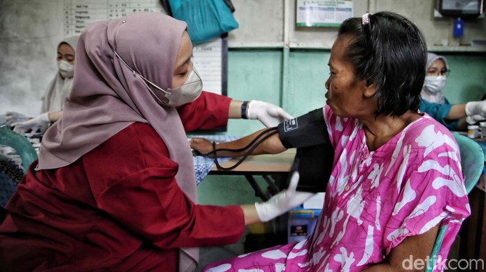 Sejumlah warga mengikuti pemeriksaaan kesehatan di kawasan Tanjung Priok, Jakarta Utara, Rabu, (22/2). Pemeriksaan kesehatan ini diberikan secara gratis.