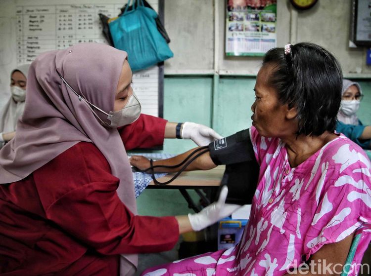 Warga Tanjung Priok Antre Cek Kesehatan Gratis