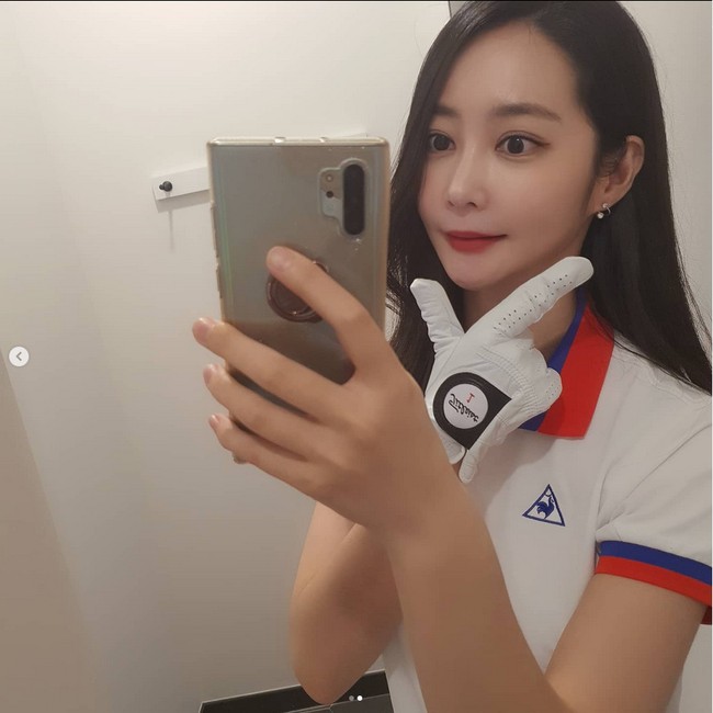 Sebelumnya Yeonji telah setuju untuk beradegan ranjang dan memakai pakaian dalamnya. Namun sutradara drama Korea Hit the Spot tiba-tiba mengancamnya jika tidak melepas bajunya. Foto: dok. Instagram @act_yeon