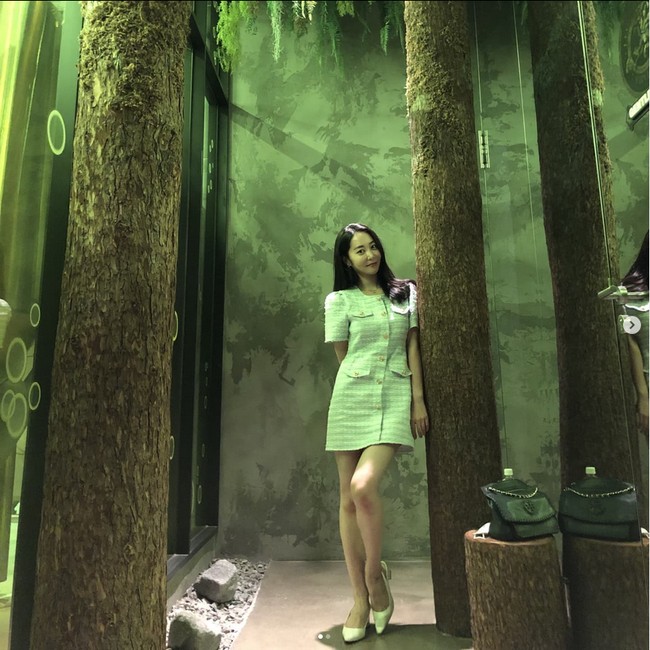 Aku tak ingin melepas bajuku. Bukan karena aku malu ada banyak orang di lokasi syuting. Tetapi karena aku takut jika melepas bajuku dalam adegan itu, mulai sekarang, aku hanya akan ditawari bagian yang mengharuskan karakternya melepas baju, ungkap Yeonji. Foto: dok. Instagram @act_yeon