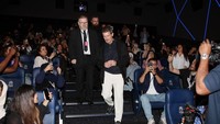 Keempat, izinkan warga perempuan dan lelaki menonton bioskop. Arab Saudi mencabut larangan menonton di bioskop pada 2018. Aturan baru itu membuat warga Saudi diizinkan berkunjung ke bioskop lokal. Sejak itu, Arab Saudi terus berupaya mendukung industri perfilman. Komisi Umum Media Audiovisual Arab Saudi bahkan memperkirakan ada 2.600 layar film di negara itu sampai pada 2030. Sejauh ini, Arab Saudi juga telah membangun lebih dari 50 bioskop. Perusahaan bioskop di negara itu yakni Vox Cinemas, Muvi, Cinepolis, AMC, dan Empire. Getty Images