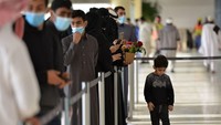 Ketiga, jalur antrean pria dan wanita dicampur. Di Bandara Internasional King Khalid Riyadh menunjukkan pemandangan lumrah laki-laki dan perempuan mengantre di jalur yang sama di bagian bea cukai. Antrean tidak dipisah berdasarkan jenis kelamin. Getty Images