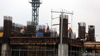 Pekerja melakukan proses pembangunan apartemen di Kota Bekasi, Jawa Barat, Kamis (23/2/2023).
