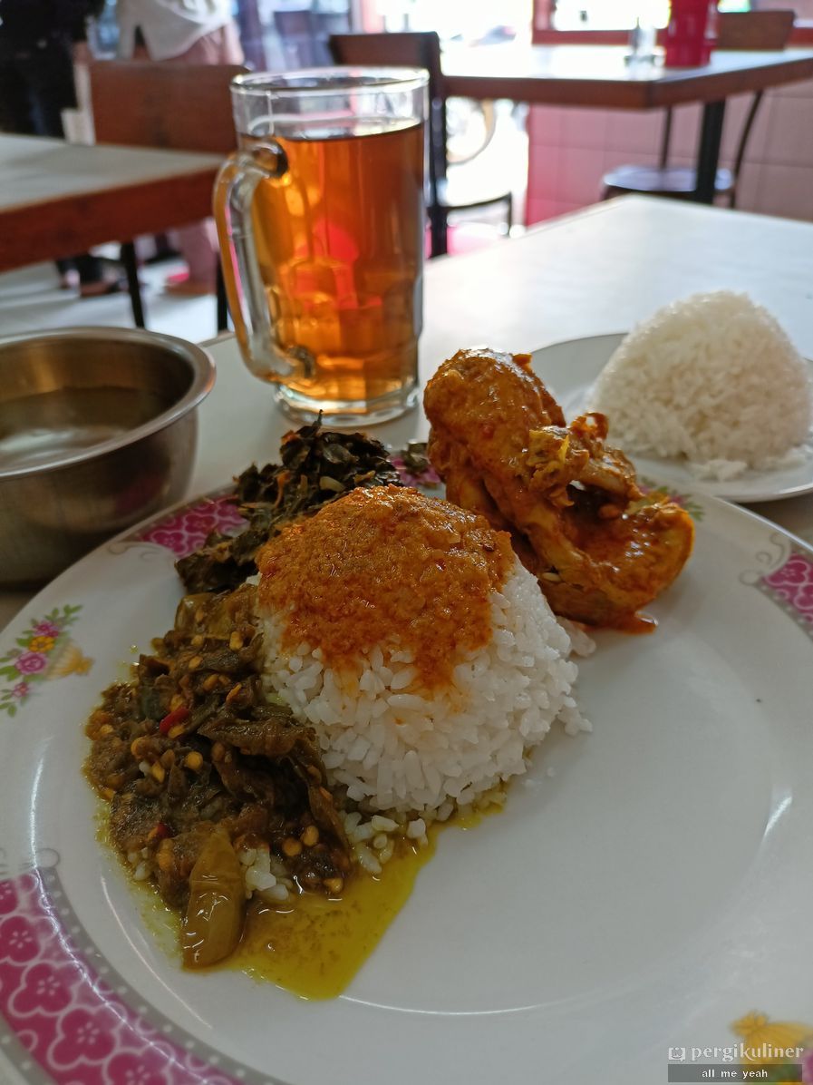 5 Tempat Makan Enak Dekat Stasiun Jatinegara, Ada Ayam Goreng Legendaris!