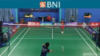 Di antaranya ada partai 16 besar Agis Tri Buana vs Bima Maulansyah di pagi hari. Agis yang jadi pemenang di partai itu kemudian juga meraih kemenangan berikutnya di sisa hari untuk lolos ke semifinal besok. Foto: Bayu Baskoro/detikcom  