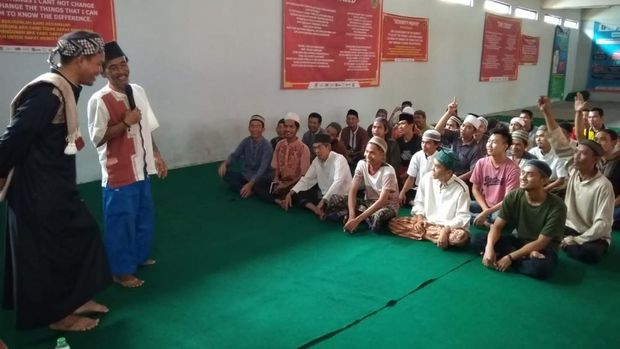 Aipda Sofyan Mu'arif sedang memberikan ceramah kepada warga Lapas Narkotika di Lampung.