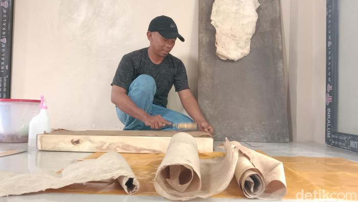 Akhmedi saat melakoni kegiatannya membuat kertas Daluang