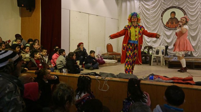 Aksi Badut Hibur Korban Gempa di Aleppo Suriah Entertainers present a show for those affected by the 7.8-magnitude quake, at the Saint Elijah Cathedral in the government-held northern city of Aleppo on February 21, 2023. - Aleppo, once a major commercial hub, had already been battered by over a decade of war when the 7.8-magnitude quake struck in early February, killing more than 45,000 people across Turkey and Syria and flattening entire neighbourhoods. (Photo by LOUAI BESHARA / AFP) (Photo by LOUAI BESHARA/AFP via Getty Images)