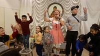 Anak-anak ikut berjoget dan bernyanyi saat sekelompok penghibur datang membawa keceriaan bagi korban gempa di Aleppo.  