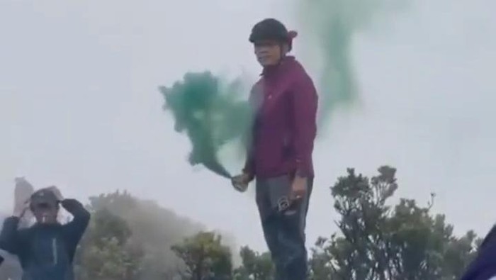Aksi pendaki nyalakn bom asap di Gunung Gede Pangrango
