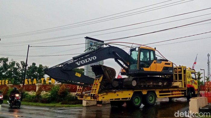 Alat berat dibawa masuk ke Mapolres Klaten dengan truk trailer, Kamis (23/2/2023).