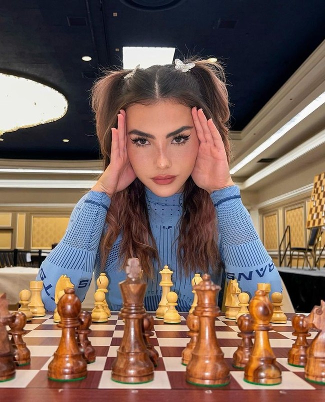 3. Andrea Botez , Kanada Andrea jadi viral karena dijuluki Queen Gambit di dunia nyata. Wanita asal Kanada itu adalah pecatur yang sering bikin salfok karena paras cantiknya. Foto: Instagram Andrea Botez