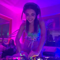 Tapi Andrea mengatakan perlakukan pria di dunia catur pada dunia nyata justru lebih buruk daripada di serial. Bagaimana mereka angat mendukung ketika dia menang sangat tidak akurat. Jika kamu membaca cerita asli dari wanita yang bermain ketika itu, orang bahkan tidak akan menyalami atau melihat mereka, tutur Andrea.  Foto: Instagram Andrea Botez