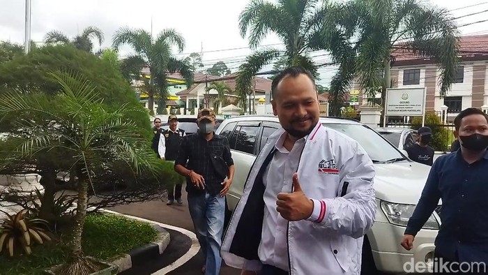 Anggota DPRD Pandeglang, Yangto, tersangka pencabulan saat tiba di Kejaksaan Negeri Pandeglang (Aris Rivaldo/detikcom)
