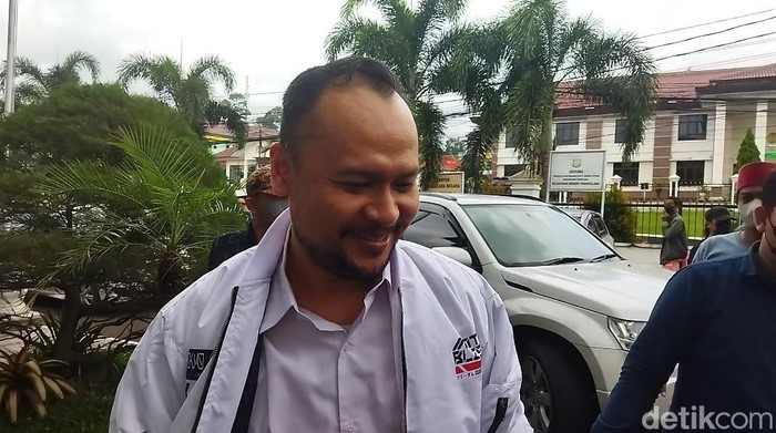 Anggota DPRD Pandeglang, Yangto, tersangka pencabulan saat tiba di Kejaksaan Negeri Pandeglang (Aris Rivaldo/detikcom)