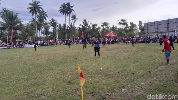 Antusias warga melihat permainan kasti yang digelar di lapangan Grand Pangandaran.