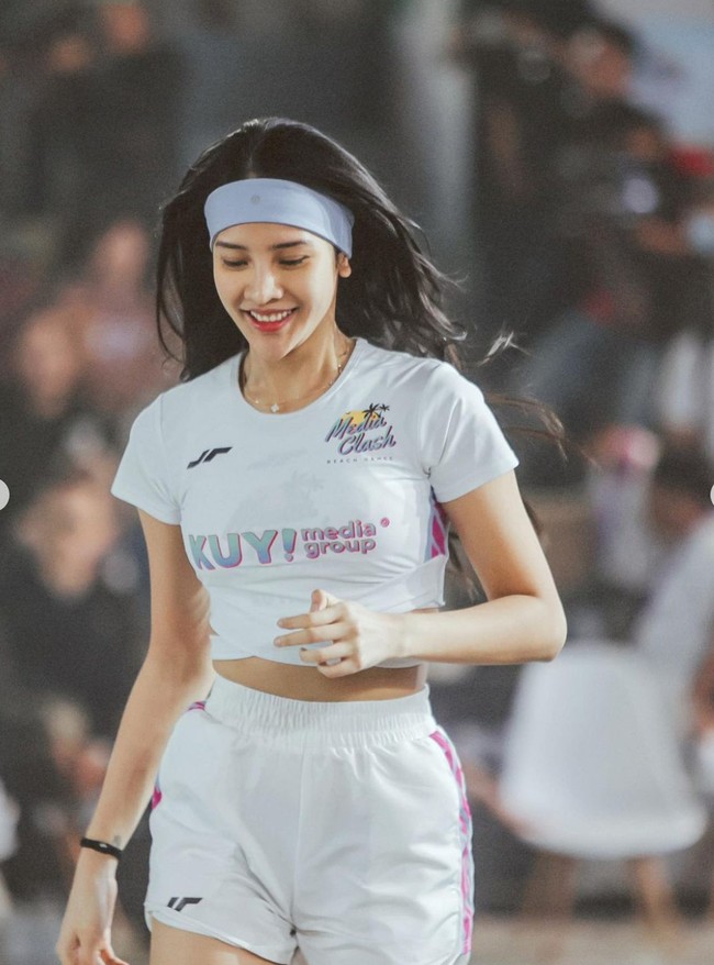 Sama seperti peserta lainnya, Anya tampak mengenakan seragam olahraga crop top dan celana pendek yang sudah disediakan. Untuk melengkapi penampilannya, ia juga mengenakan sebuah headband di kepalanya. Foto: Instagram/@anyageraldine