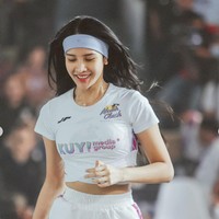 Sama seperti peserta lainnya, Anya tampak mengenakan seragam olahraga crop top dan celana pendek yang sudah disediakan. Untuk melengkapi penampilannya, ia juga mengenakan sebuah headband di kepalanya. Foto: Instagram/@anyageraldine