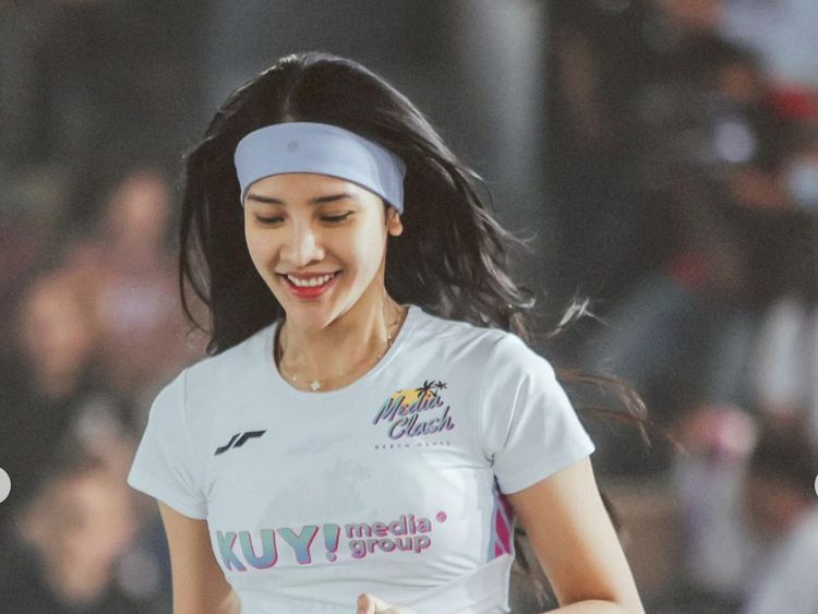 8 Foto Anya Geraldine di Pertandingan Voli Pantai, Curi Atensi Pakai Crop Top