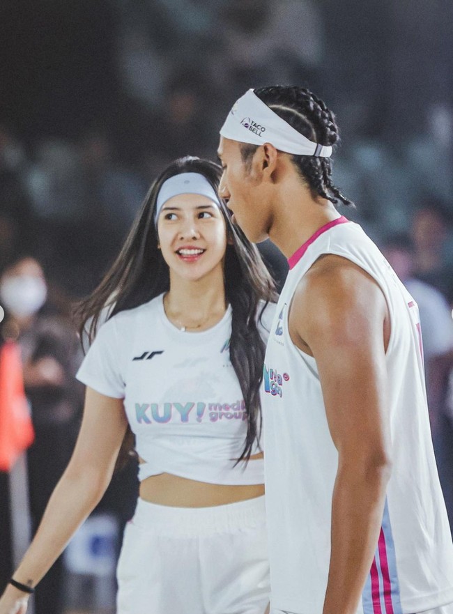 Mengenakan busana crop top, perut langsing Anya Geraldine pun jadi jelas terlihat. Tak sedikit yang memuji wanita 27 tahun itu. Cantik sgt ni, komentar salah seorang netizen. Foto: Instagram/@anyageraldine