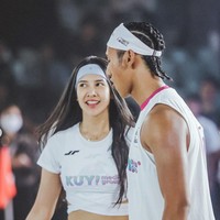 Mengenakan busana crop top, perut langsing Anya Geraldine pun jadi jelas terlihat. Tak sedikit yang memuji wanita 27 tahun itu. Cantik sgt ni, komentar salah seorang netizen. Foto: Instagram/@anyageraldine