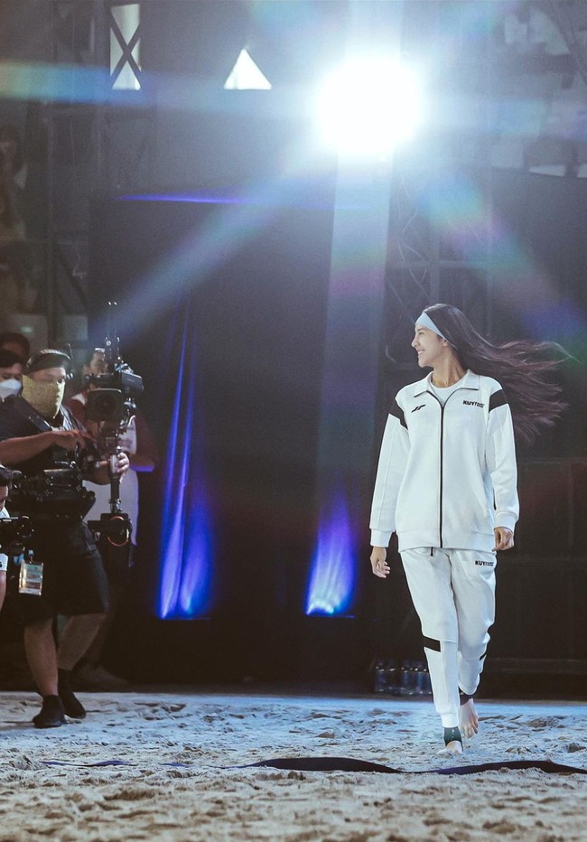 Dengan rambut panjang yang dibiarkan terurai, penampilan Anya jadi terlihat makin menawan dan mempesona. Beberapa mengatakan jika gaya Anya dalam foto ini jadi terlihat seperti sebuah iklan sampo. Foto: Instagram/@anyageraldine