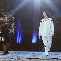 Dengan rambut panjang yang dibiarkan terurai, penampilan Anya jadi terlihat makin menawan dan mempesona. Beberapa mengatakan jika gaya Anya dalam foto ini jadi terlihat seperti sebuah iklan sampo. Foto: Instagram/@anyageraldine