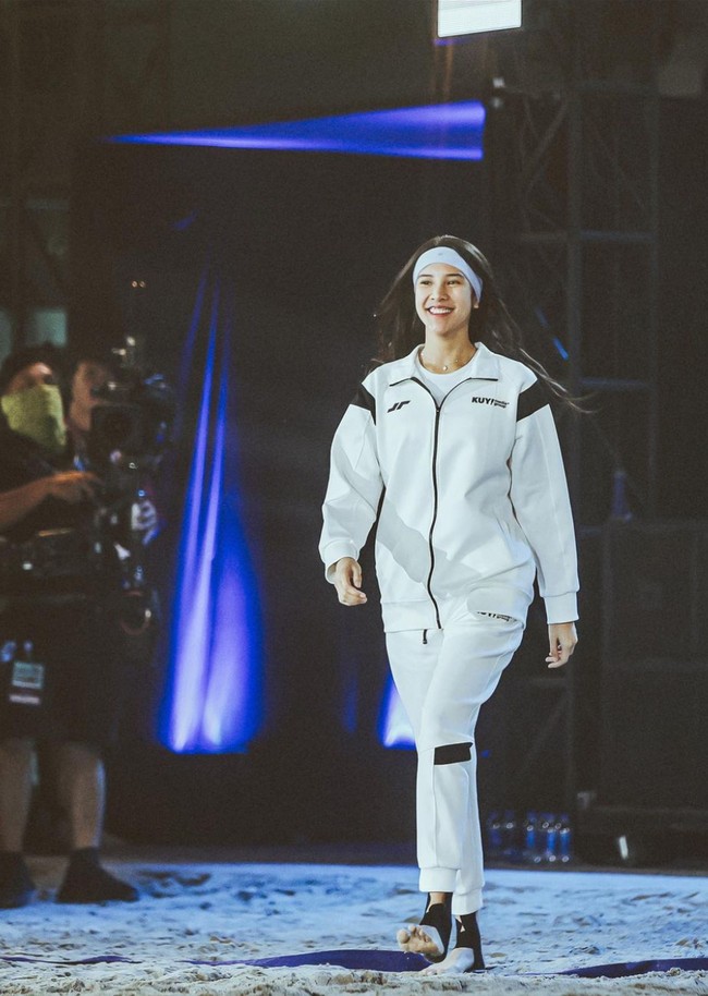 Walaupun selama pertandingan rambut panjang Anya tampak dibiarkan terurai namun rambutnya itu tetap terlihat tidak kusut ataupun lepek. Penampilannya pun tetap memukau. Foto: Instagram/@anyageraldine