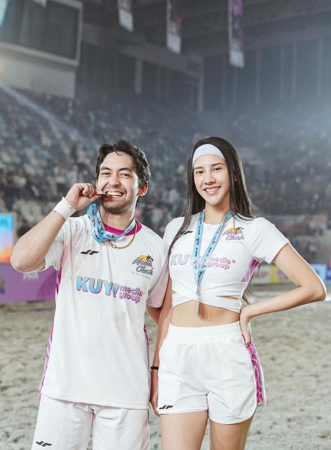 Dengan penuh senyum Anya Geraldine pun berpose bersama sang kekasih, Nadif Zahiruddin dengan sama-sama mengenakan medali Media Clash. Pertandingan tersebut diketahui digelar di Istora Senayan, Jakarta Pusat. Foto: Instagram/@anyageraldine