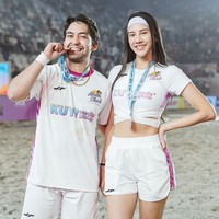 Dengan penuh senyum Anya Geraldine pun berpose bersama sang kekasih, Nadif Zahiruddin dengan sama-sama mengenakan medali Media Clash. Pertandingan tersebut diketahui digelar di Istora Senayan, Jakarta Pusat. Foto: Instagram/@anyageraldine