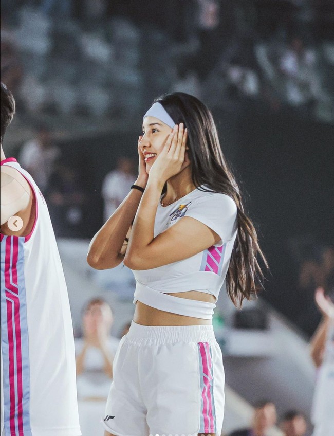 Melalui akun Instagram pribadinya Anya Geraldine membagikan momen-momen saat dirinya mengikuti pertandingan voli pantai dalam acara Media Clash Vol. 02 pada Minggu (19/2/23). Penampilan Anya Geraldine pun menjadi salah satu yang cukup mencuri atensi. Foto: Instagram/@anyageraldine