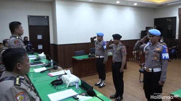 Bharada Richard Eliezer telah menjalani sidang etik Polri. Putusan sidang etik itu menyatakan Eliezer dikenakan sanksi demosi 1 tahun. Apa itu demosi di Polri?
