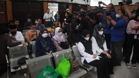 Pantauan detikcom di ruang utama PN Jaksel, Kamis (23/2/2023), keluarga Arif Rachman setia menunggu dari awal pembacaan vonis hingga akhir pembacaan.