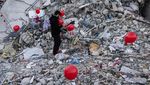 Balon Merah Hiasi Reruntuhan Gempa Turki, Kenang Korban Tewas