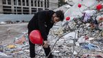 Balon Merah Hiasi Reruntuhan Gempa Turki, Kenang Korban Tewas
