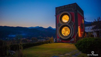 Ini adalah salah satu desain yang tampak paling spektakule. Tampak seperti kamera film format medium refleks lensa ganda yang terletak di lereng gunung sekitar 40 mil di luar ibu kota Korea, Seoul. Bangunan dua lantai ini merupakan kafe yang buka dari hari Selasa hingga Sabtu. Penuturan dari seorang pengunjung , mereka yang datang ke sini akan mendapatkan selembar kertas untuk menulis impiannya serta tempat untuk menulis sesuatu yang membesarkan hati. Seseorang kemudian akan mengambil Polaroid untuk Anda dan menyimpannya, Sementara kertas yang telah ditulis akan diletakkan pada tempat khusus agar bisa dibaca orang lain . Foto: via Digital Camera World