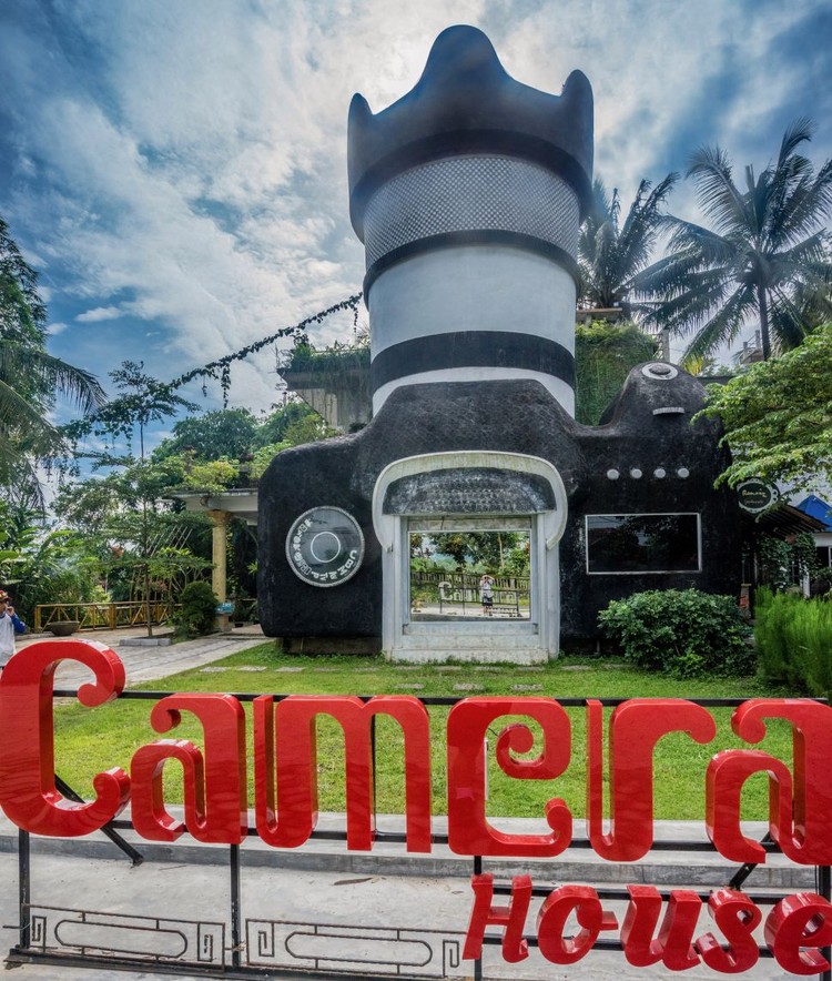 Bangunan berdesain kamera