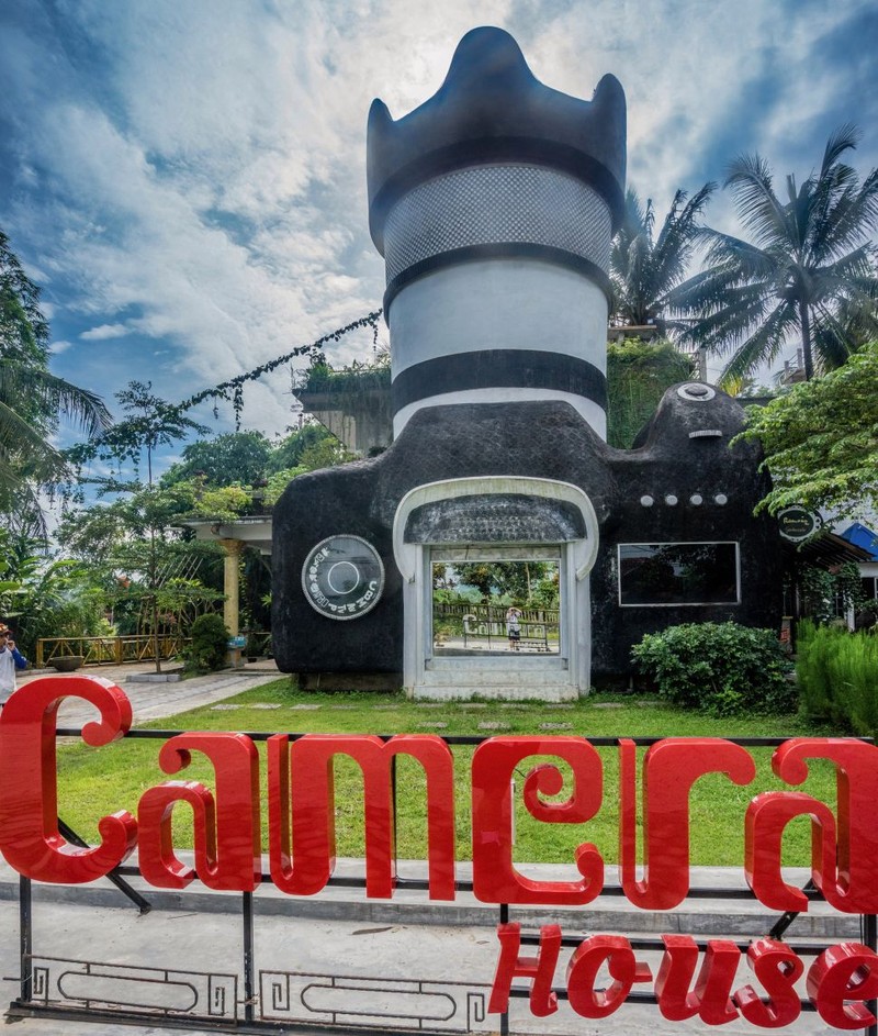 Bangunan berdesain kamera
